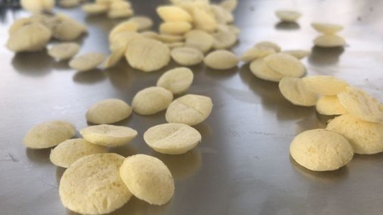 ขนมพัฟข้าวโพดเครื่องทำขนมขบเคี้ยวสันทนาการการประมวลผล 12 เดือนรับประกัน