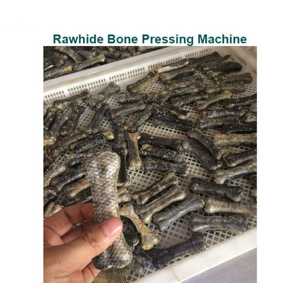 เครื่องทำอาหารสัตว์เลี้ยงเครื่องทำกระดูกสุนัข Rawhide Dog Chews กำลังประมวลผล